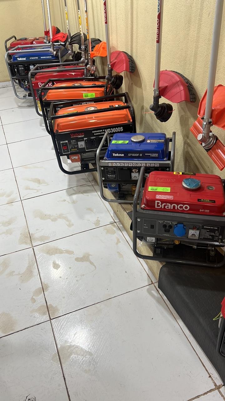 Geradores reais expostos na loja Maquipeças